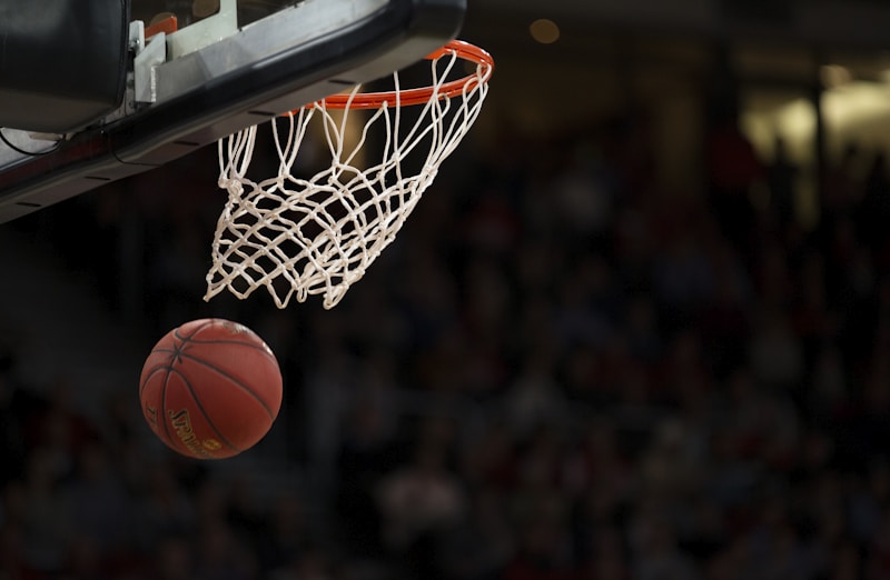 NBA季后赛湖人队与勇士队球员争抢篮球的精彩瞬间